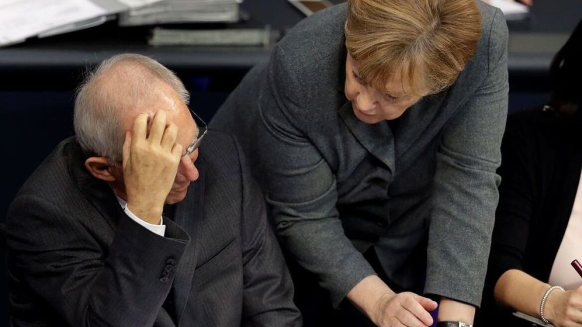 Spiegel: To Βερολίνο ανοικτό σε ελάφρυνση του ελληνικού χρέους πριν το 2018